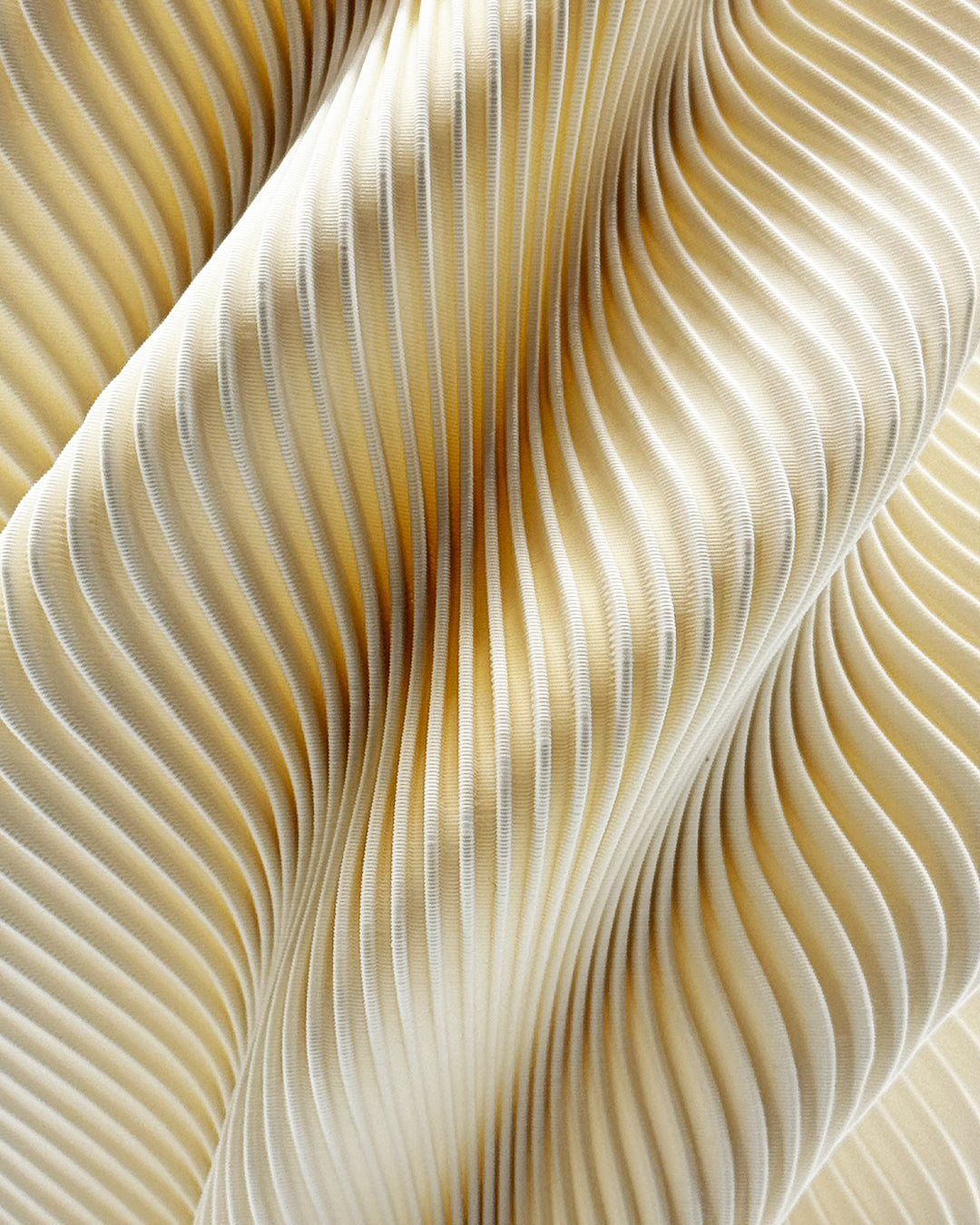 Selene Lamp Gold Edition – light decorativă sculpturală de la Artema Concept