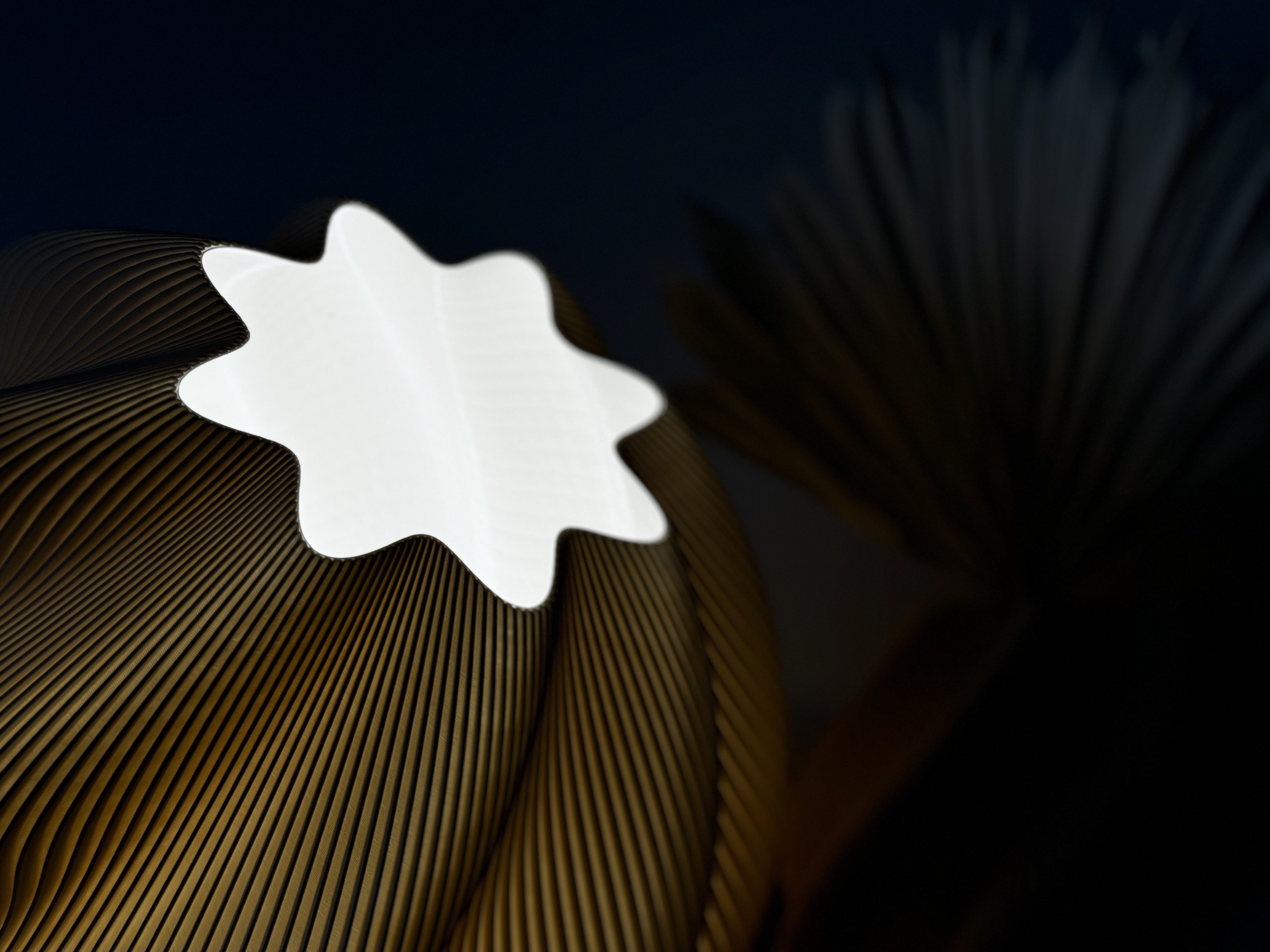 Plisee Spiral – light decorativă sculpturală de la Artema Concept