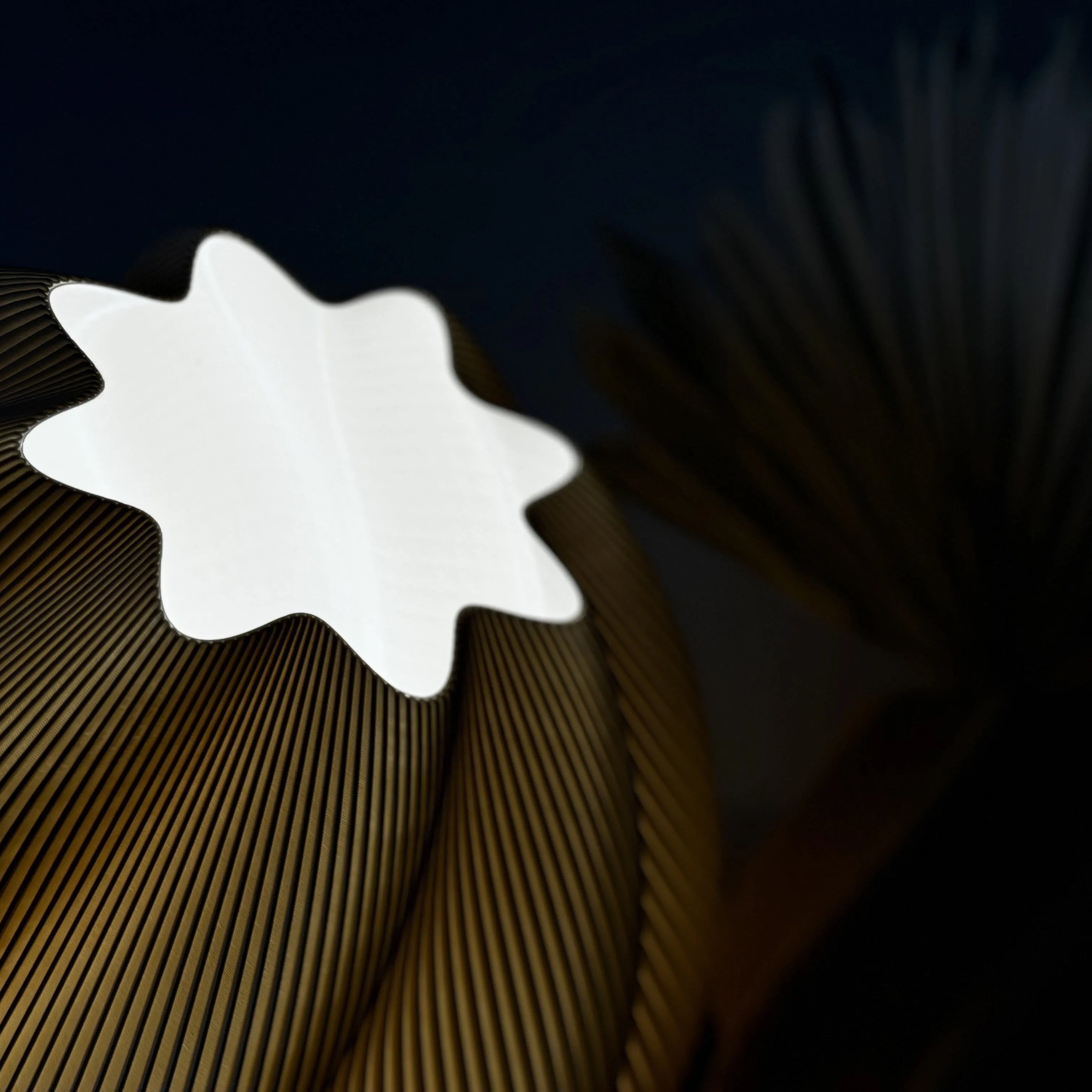 Plisee Spiral – light decorativă sculpturală de la Artema Concept
