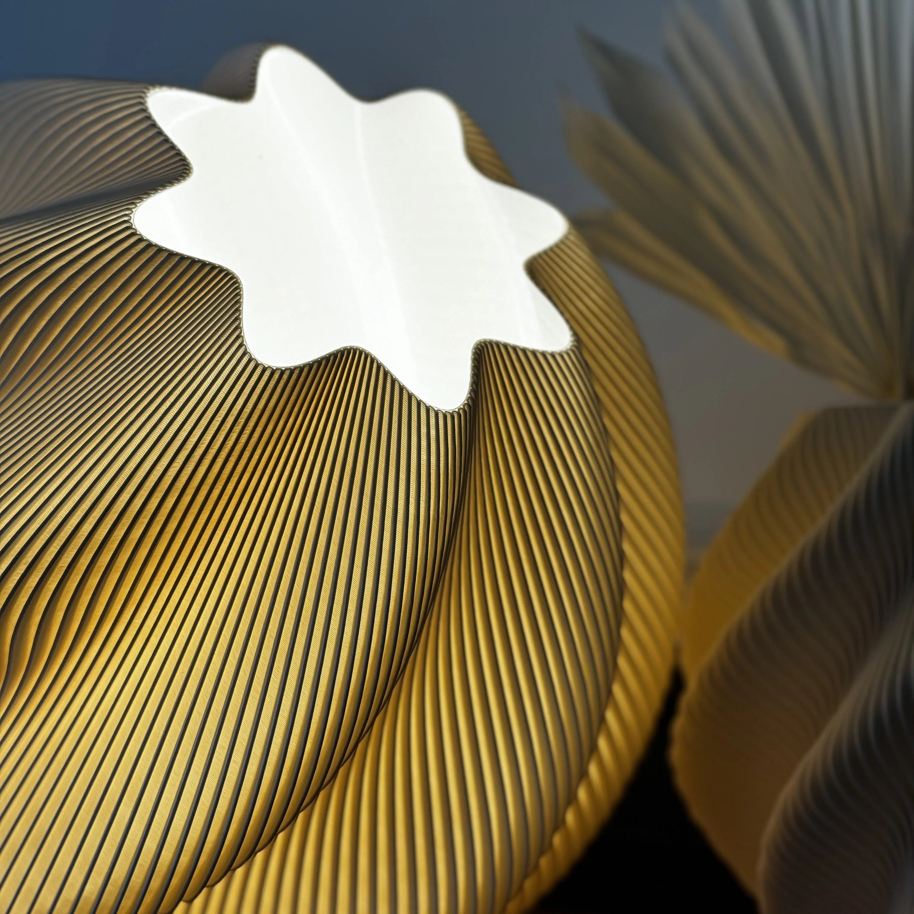 Plisee Spiral – light decorativă sculpturală de la Artema Concept