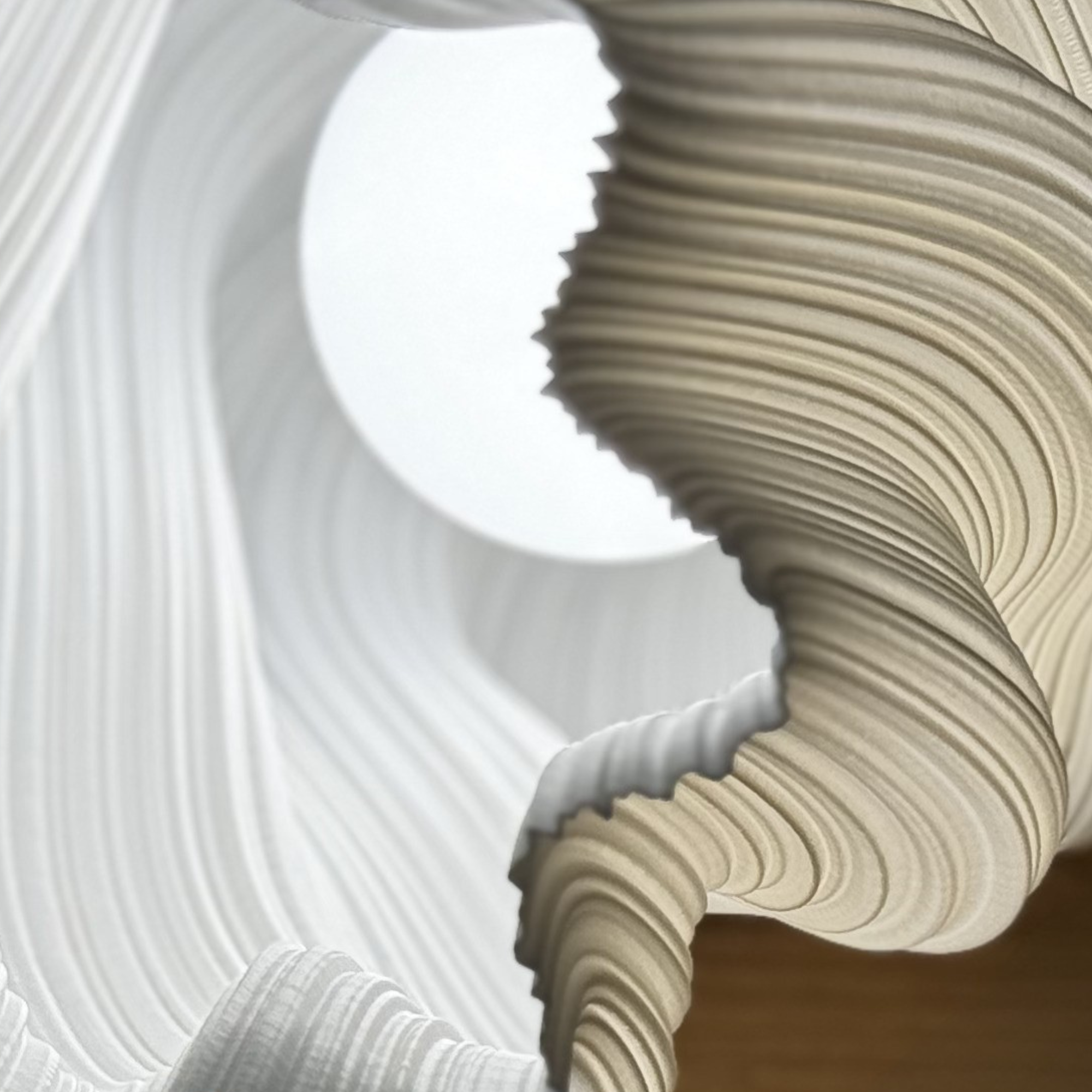 Selene Lamp Gold Edition – light decorativă sculpturală de la Artema Concept