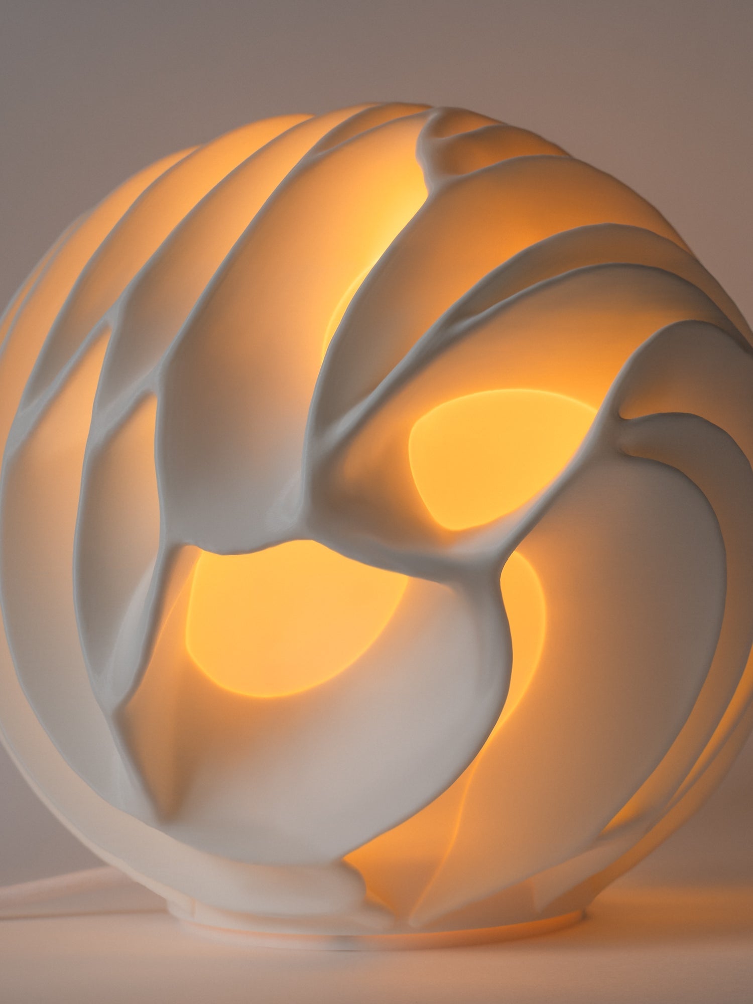 Lava — lampă sculpturală aprinsă, Artema Concept
