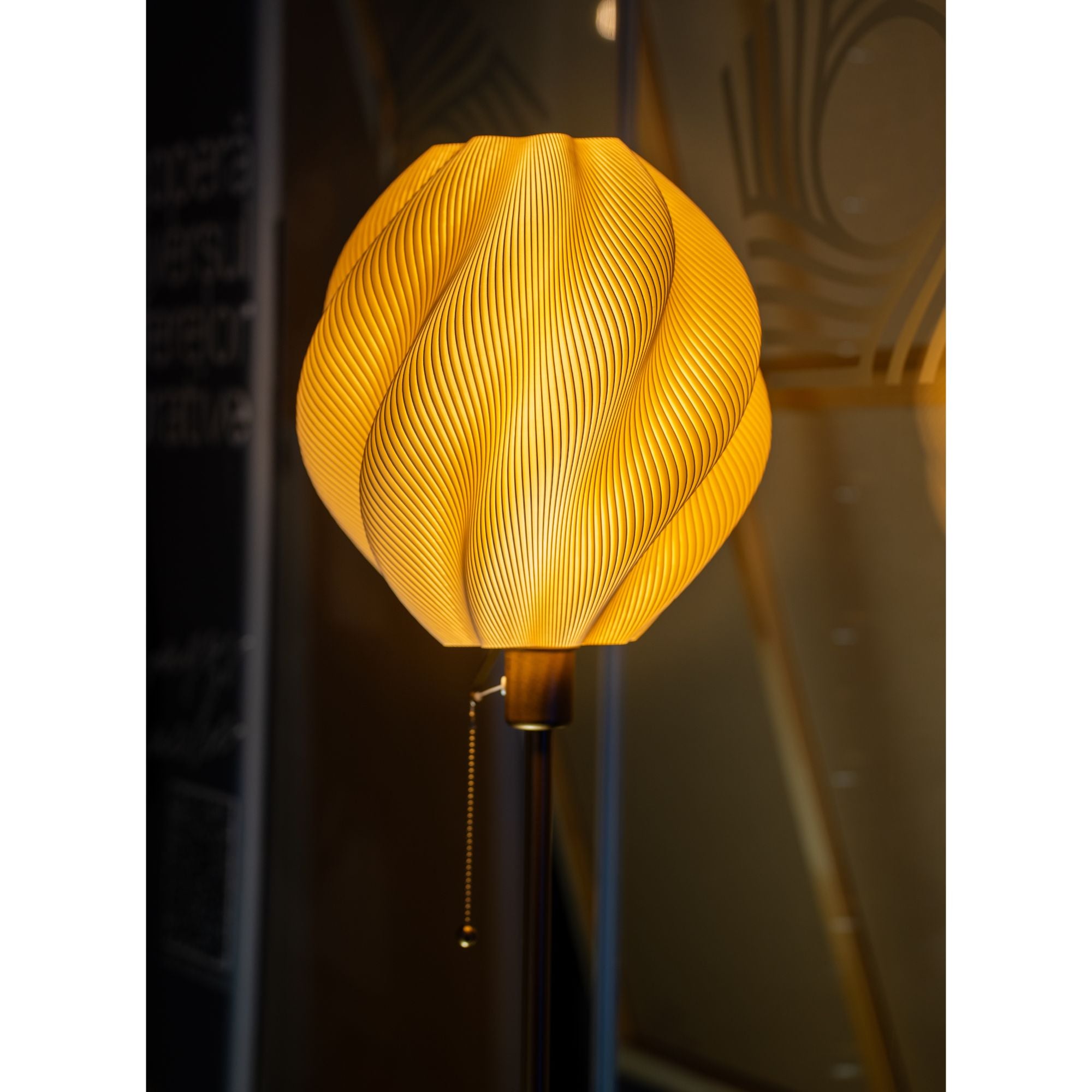 Selene Lamp Gold Edition – light decorativă sculpturală de la Artema Concept