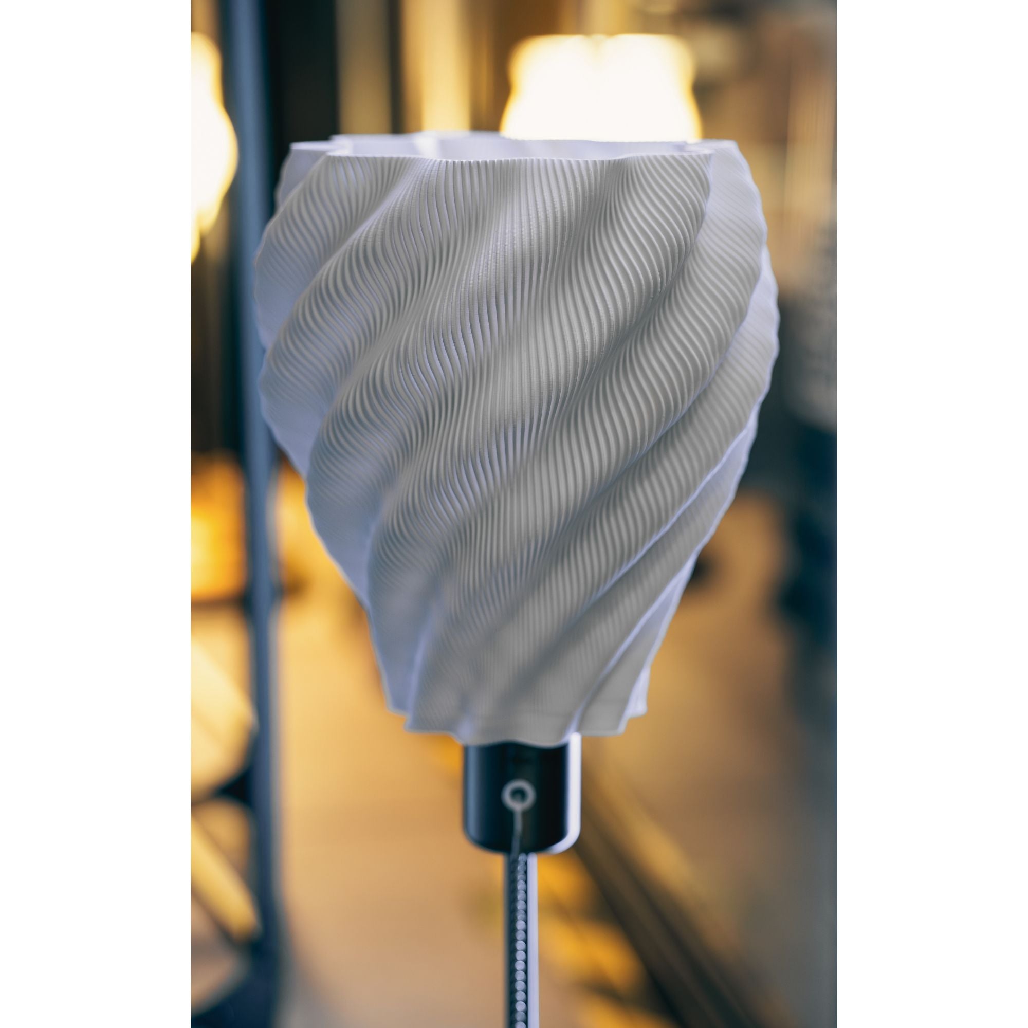 Selene Lamp Gold Edition – light decorativă sculpturală de la Artema Concept