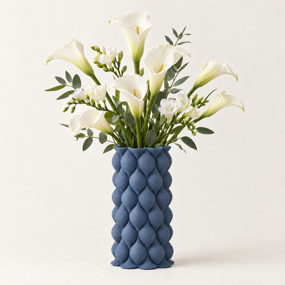 BOLLA 25 cm Jeans Blue — aranjament cu cale și frezii albe