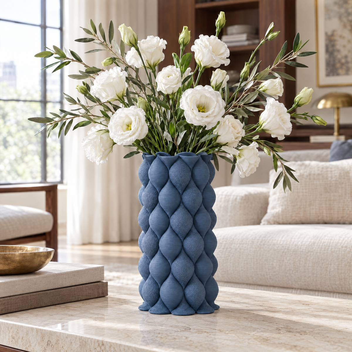 BOLLA 25 cm Jeans Blue — aranjament cu flori albe într-un interior elegant