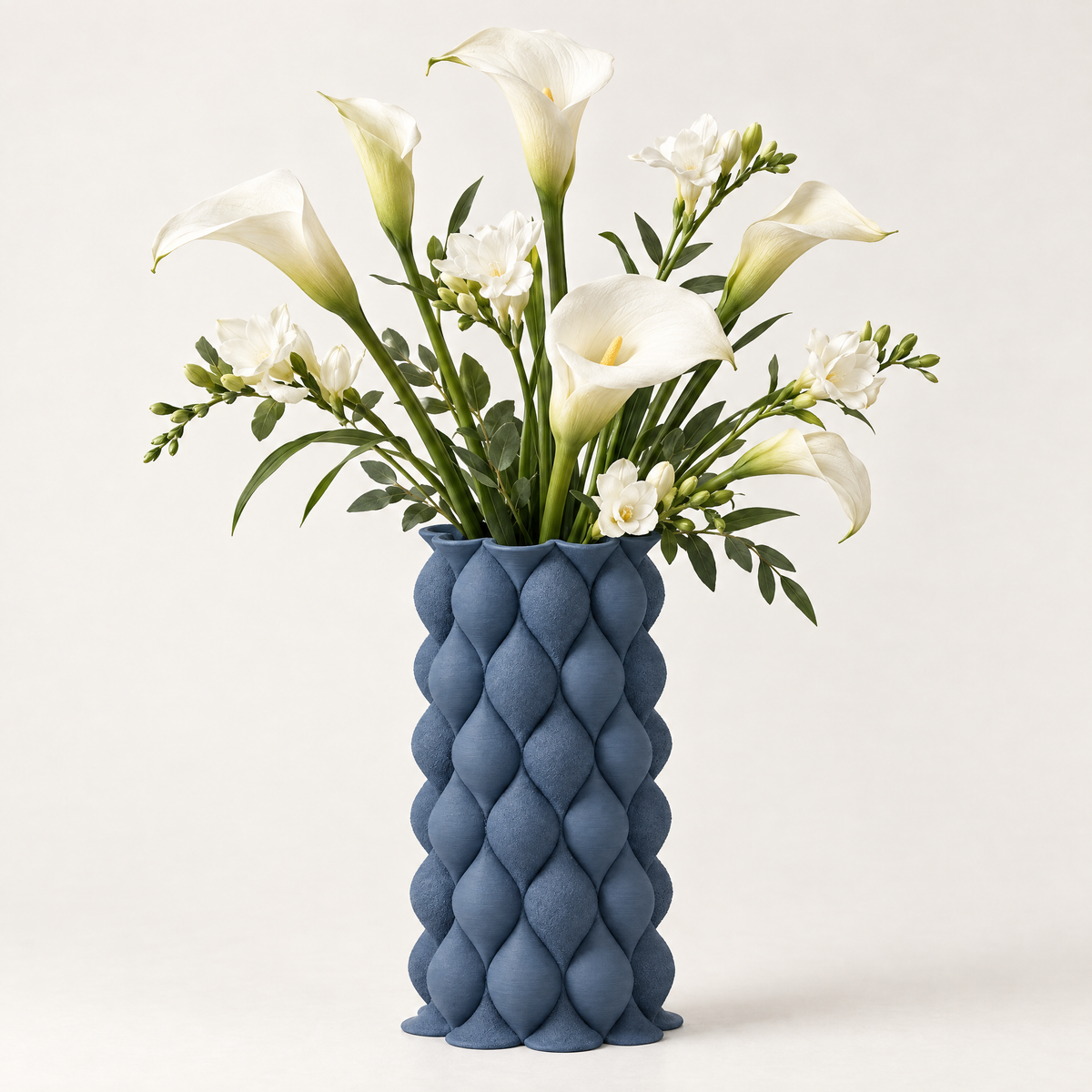 BOLLA 34 cm Jeans Blue — aranjament cu cale și frezii albe
