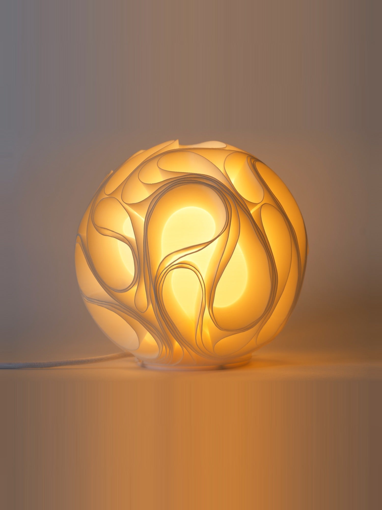 Gravity — lampă sculpturală aprinsă, Artema Concept