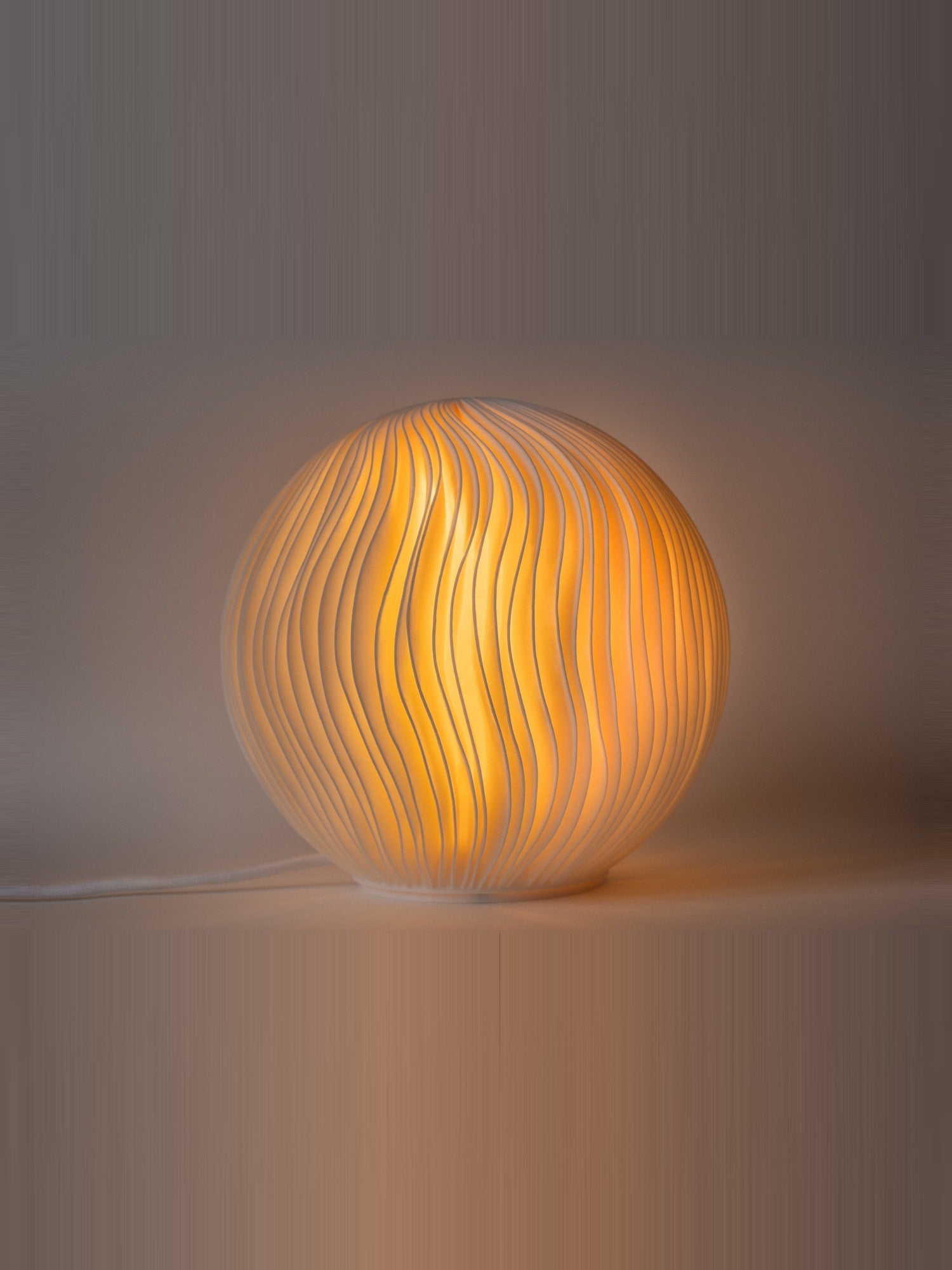 Lava — lampă sculpturală aprinsă, Artema Concept