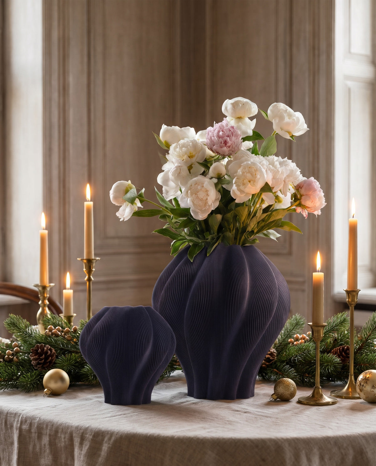 Onda Black — vază sculpturală Artema Concept, ambianță festivă de iarnă