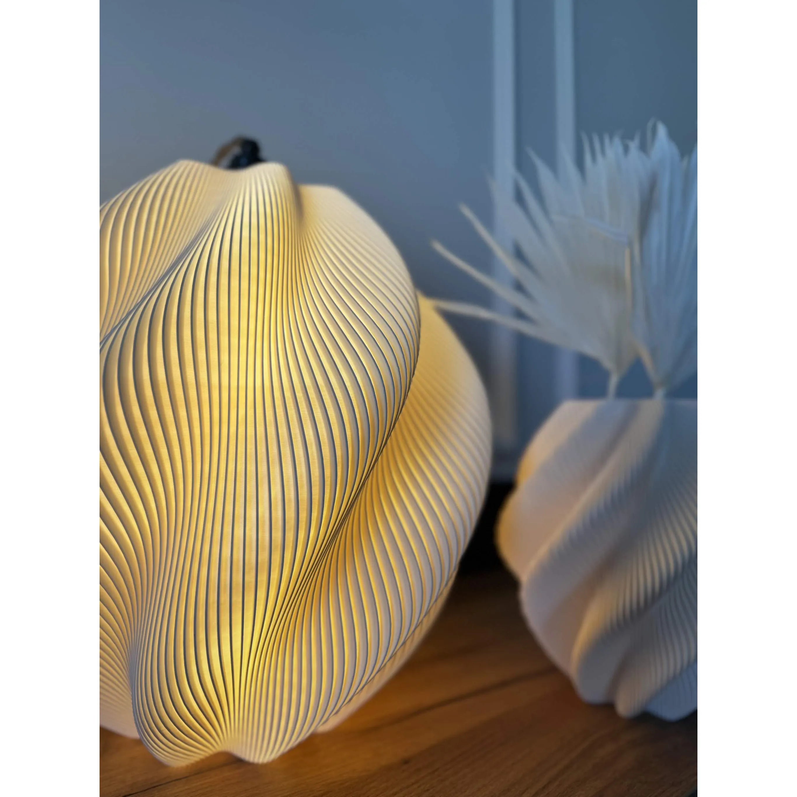 Plisee Spiral – light decorativă sculpturală de la Artema Concept