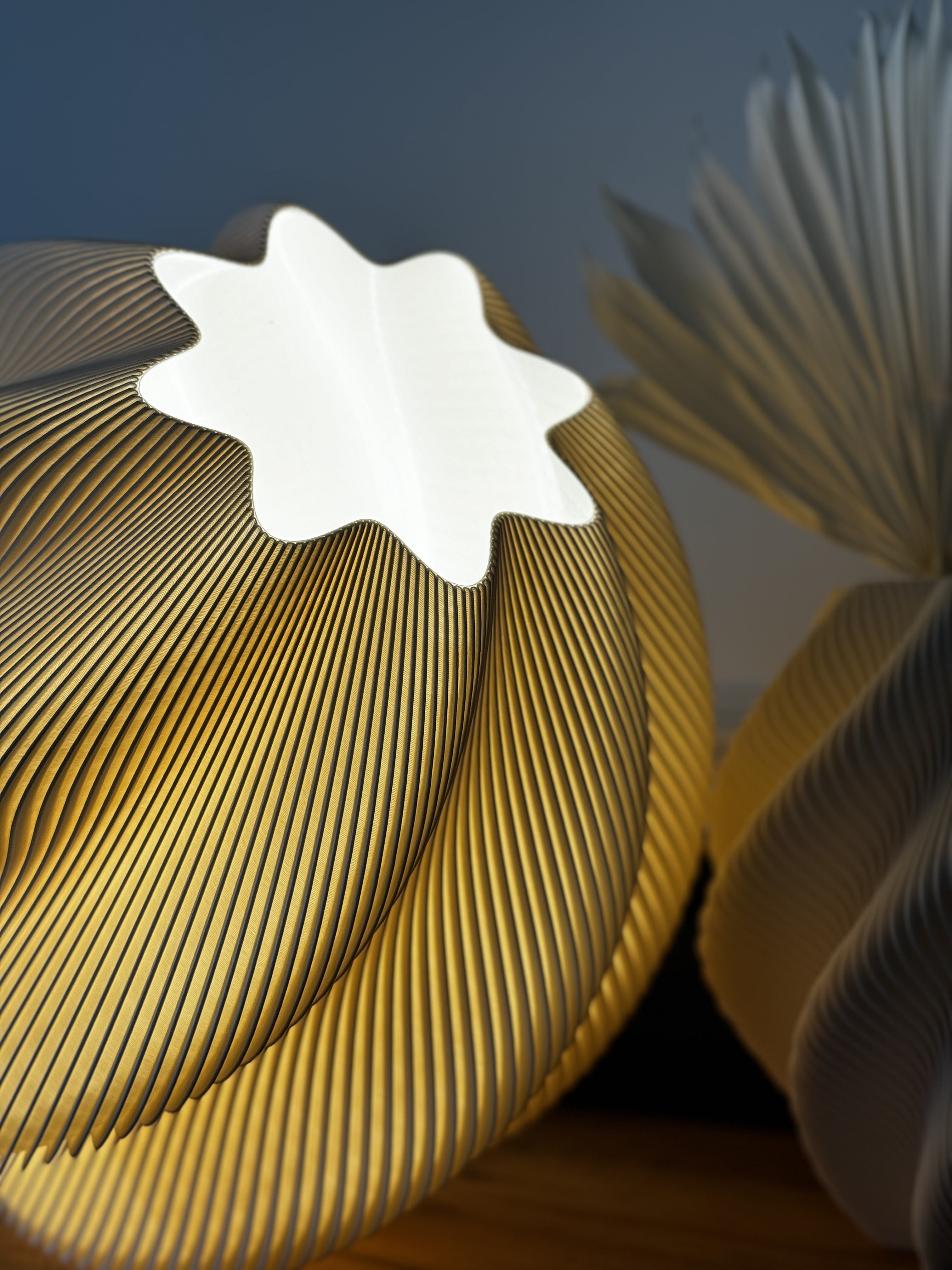 Plisee Spiral – light decorativă sculpturală de la Artema Concept