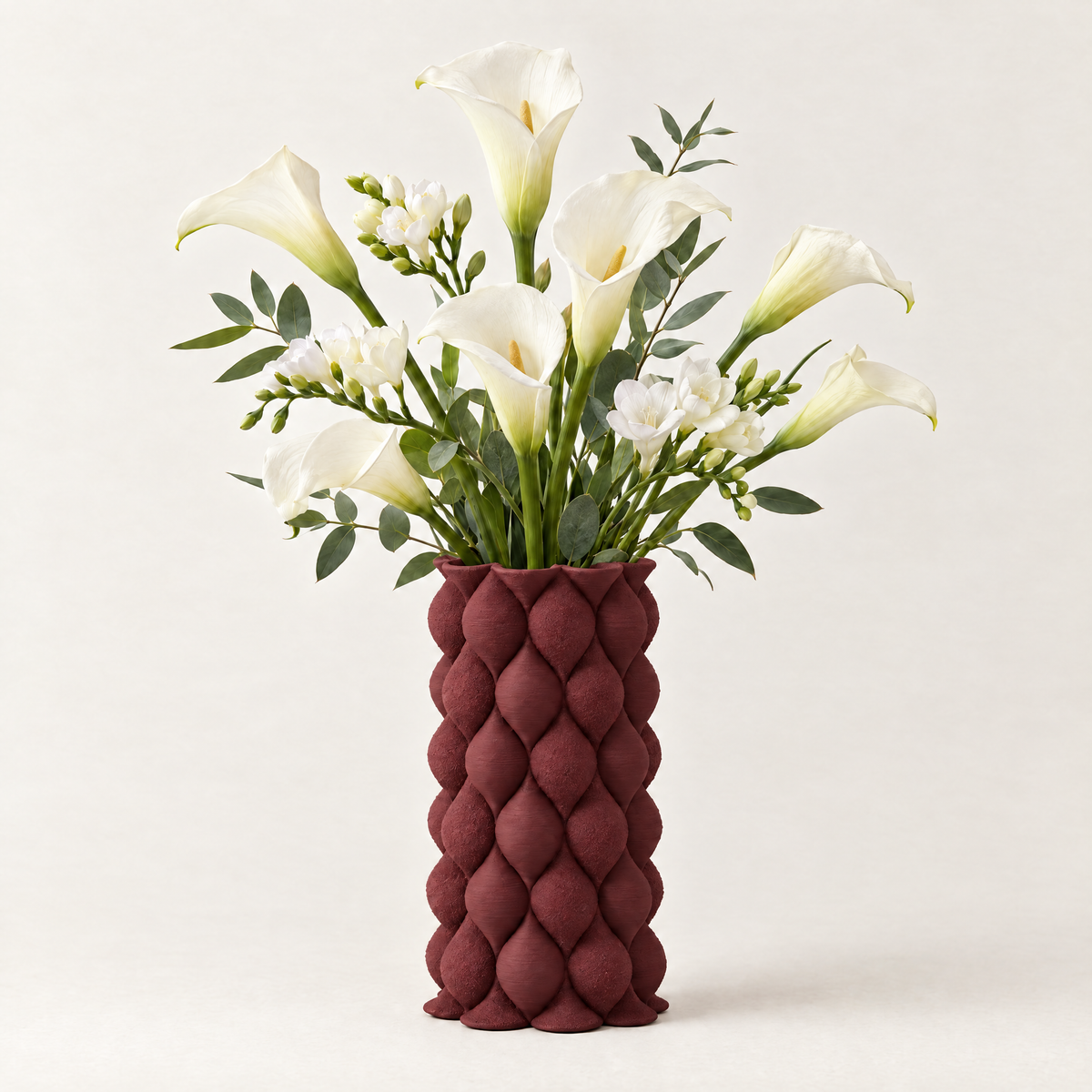 BOLLA 25 cm Burgundy Red — aranjament cu cale și frezii albe