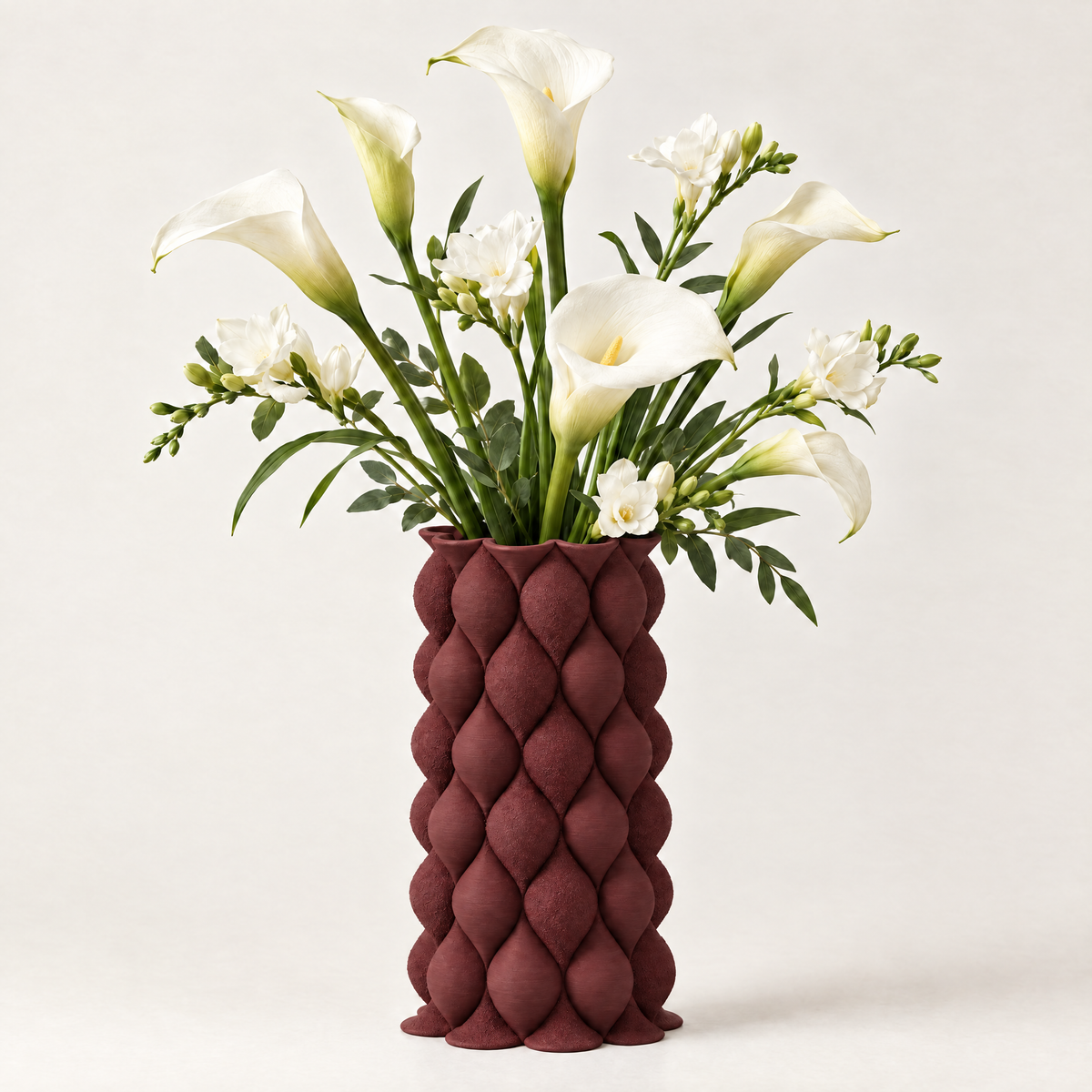 BOLLA 34 cm Burgundy Red — aranjament cu cale și frezii albe