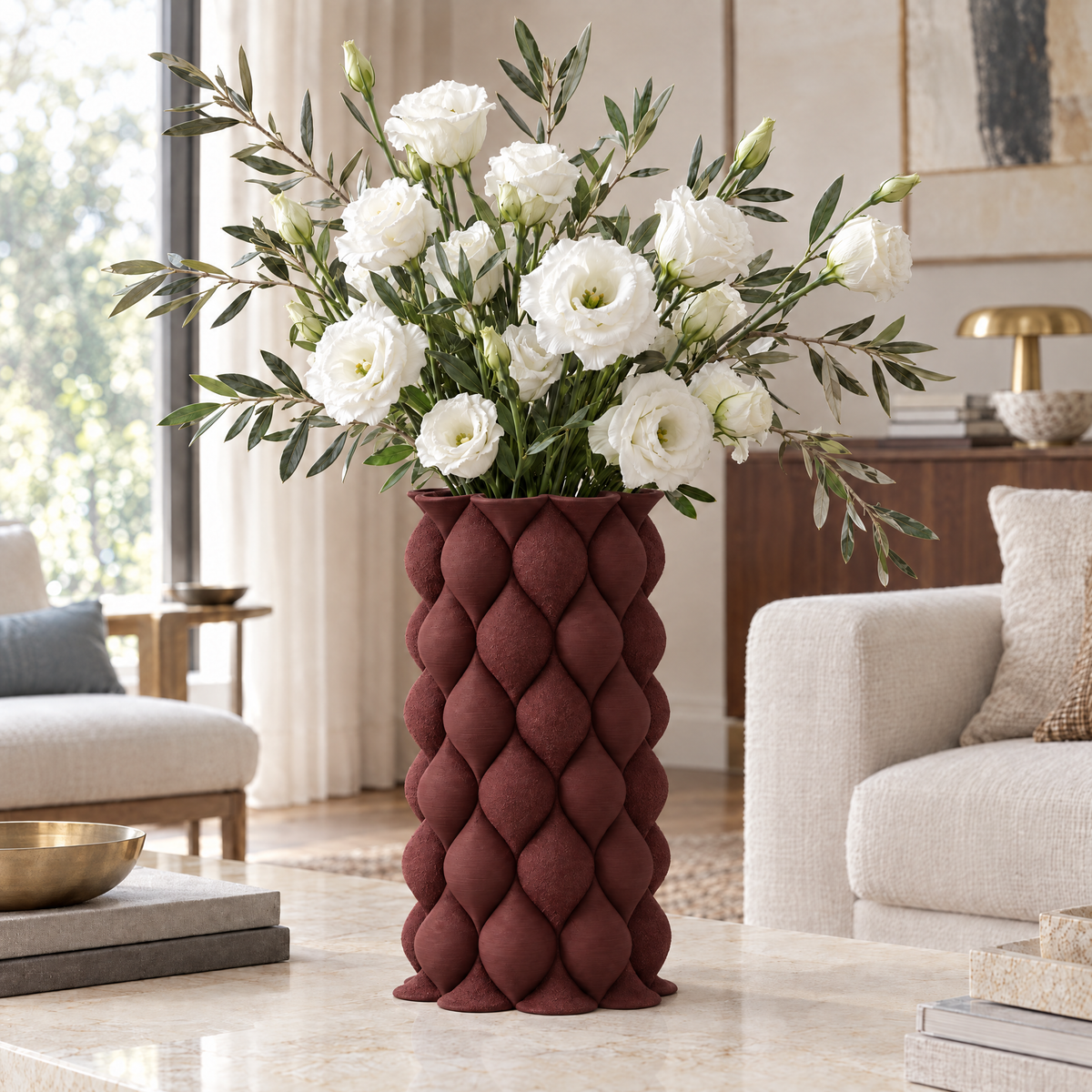 BOLLA 34 cm Burgundy Red — aranjament cu flori albe într-un interior elegant