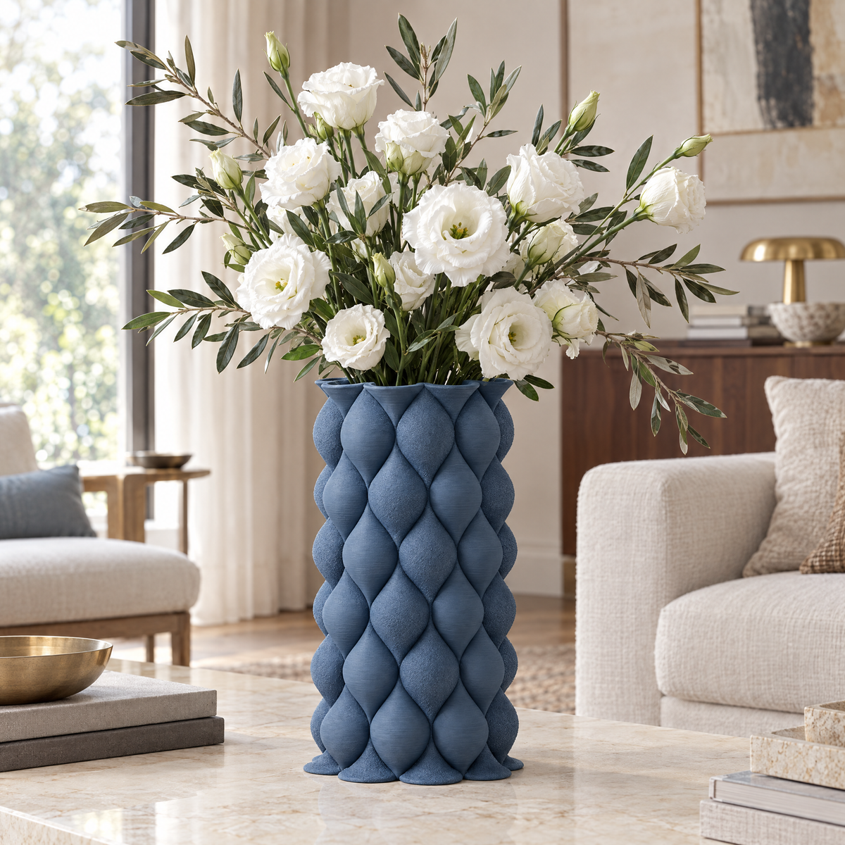 BOLLA 34 cm Jeans Blue — aranjament cu flori albe într-un interior elegant