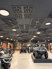 Tavan decorativ ARTEMA cu panouri în relief, în showroom-ul Euronautica