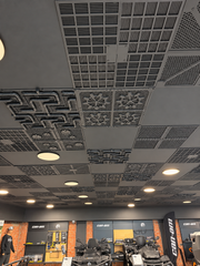 Roți dințate decorative și texturi geometrice pe tavanul Euronautica