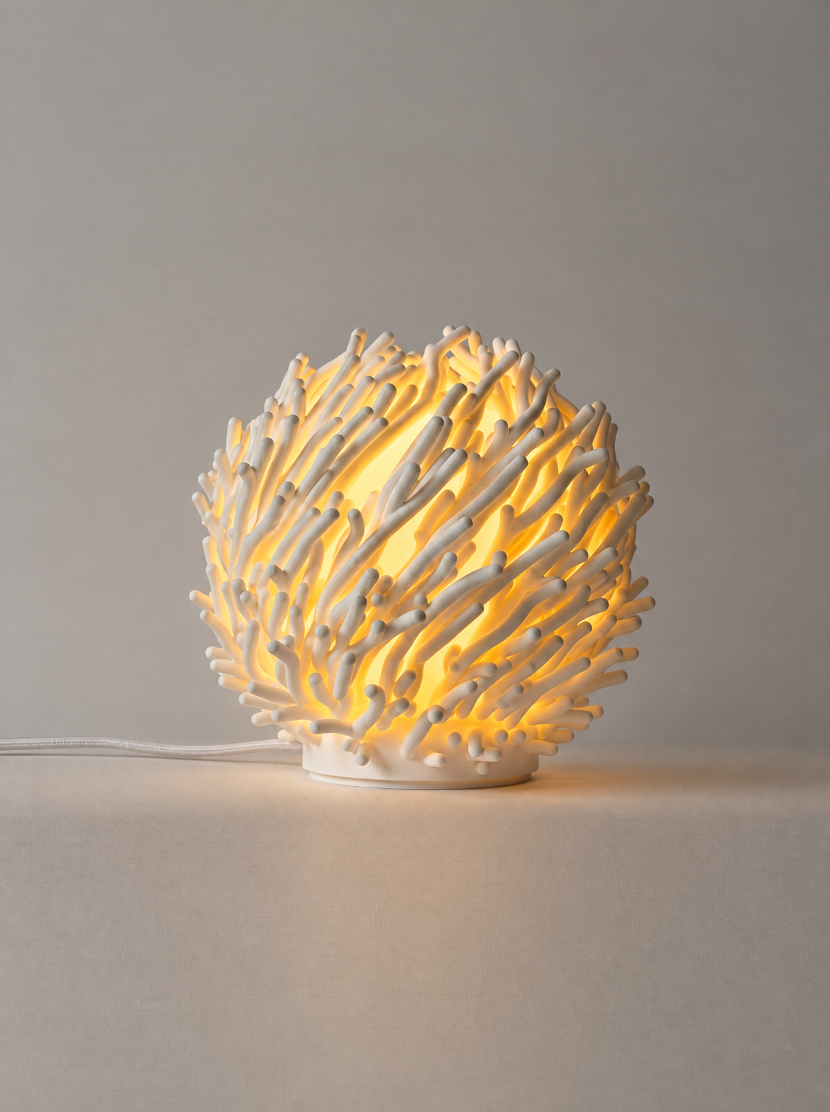 Lampe sculpturale Coral d'ARTEMA diffusant une lumière chaude