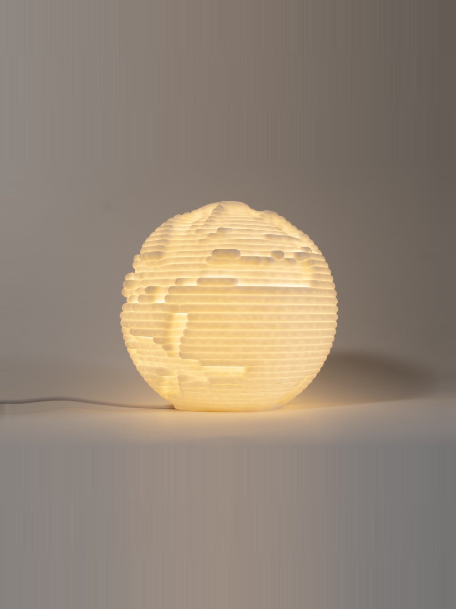 Erosion — mini lampă sculpturală aprinsă, Artema Concept