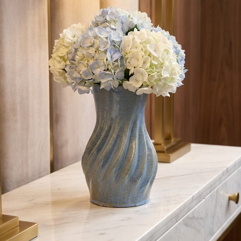 Vortex Ocean Blue — vază ceramică Artema Concept, cu hortensii
