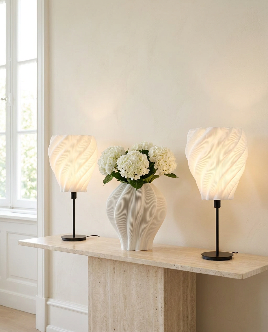 Set Vară TRIO — vaza Onda și două veioze Plisee Twist în living luminos