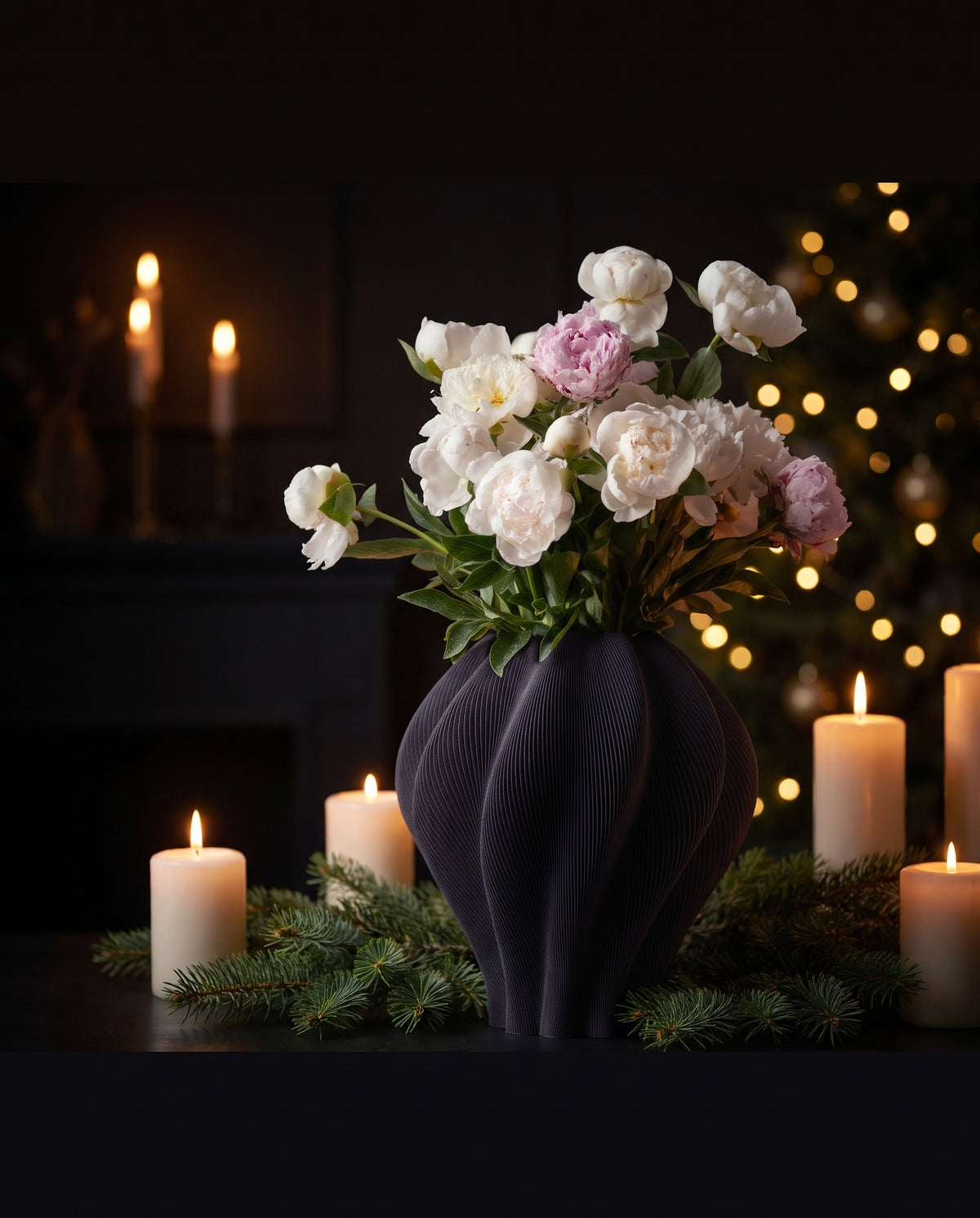 Onda Black — vază sculpturală Artema Concept în decor de Crăciun